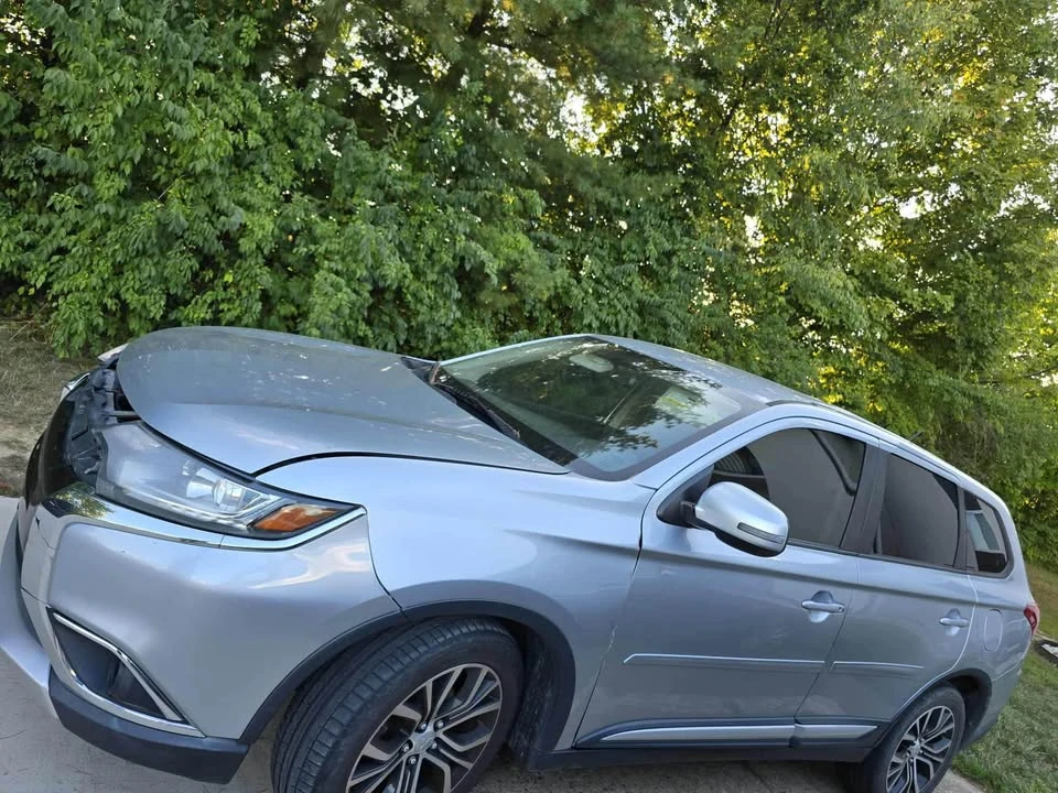 2016 Mitsubishi Outlander - Image 3 of 9