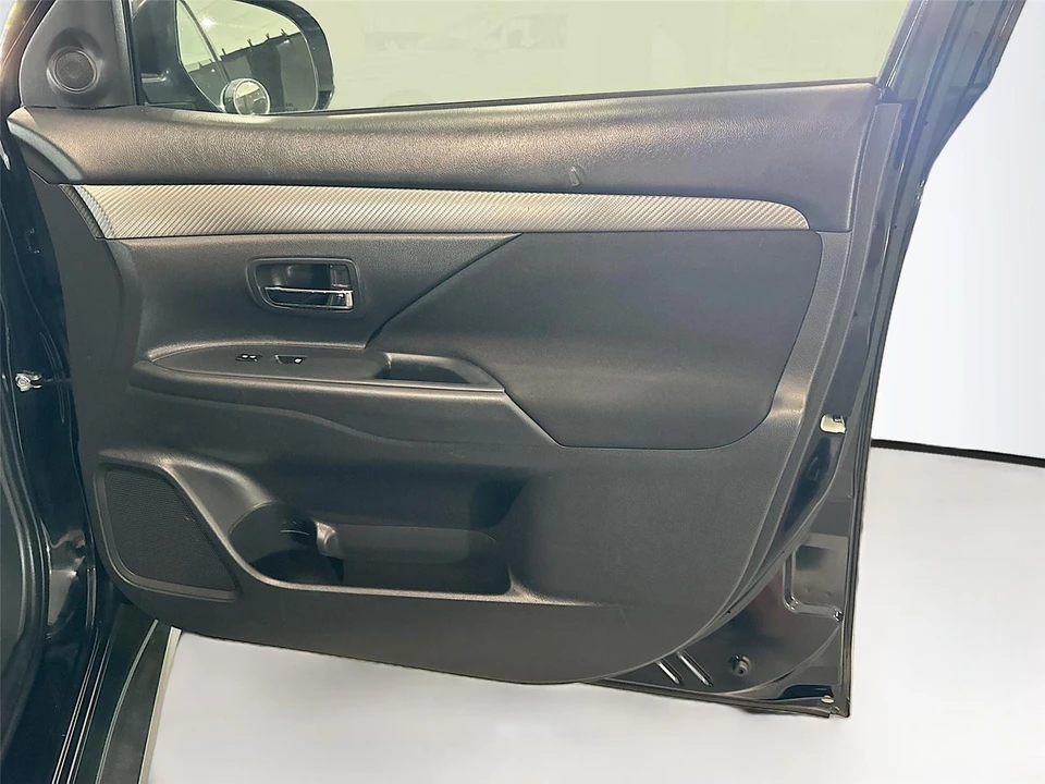 2016 Mitsubishi Outlander - Image 11 of 13