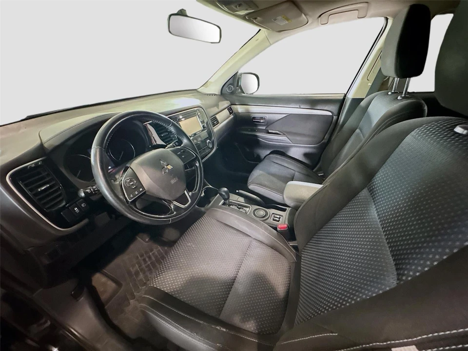 2016 Mitsubishi Outlander - Image 8 of 13