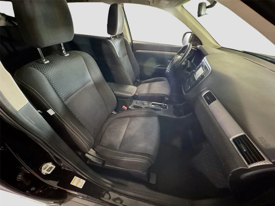 2016 Mitsubishi Outlander - Image 12 of 13