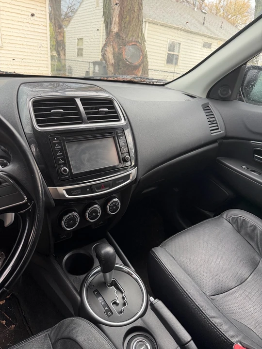 2016 Mitsubishi Outlander - Image 5 of 8