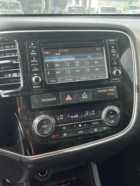 2016 Mitsubishi Outlander - Image 13 of 16