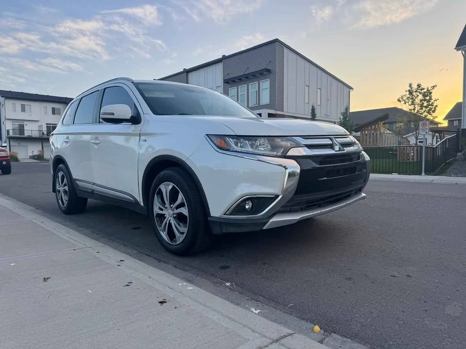 2016 Mitsubishi Outlander - Image 3 of 18
