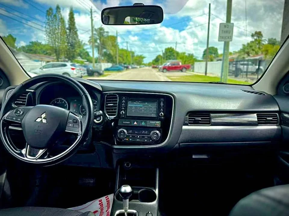 2016 Mitsubishi Outlander - Image 13 of 15