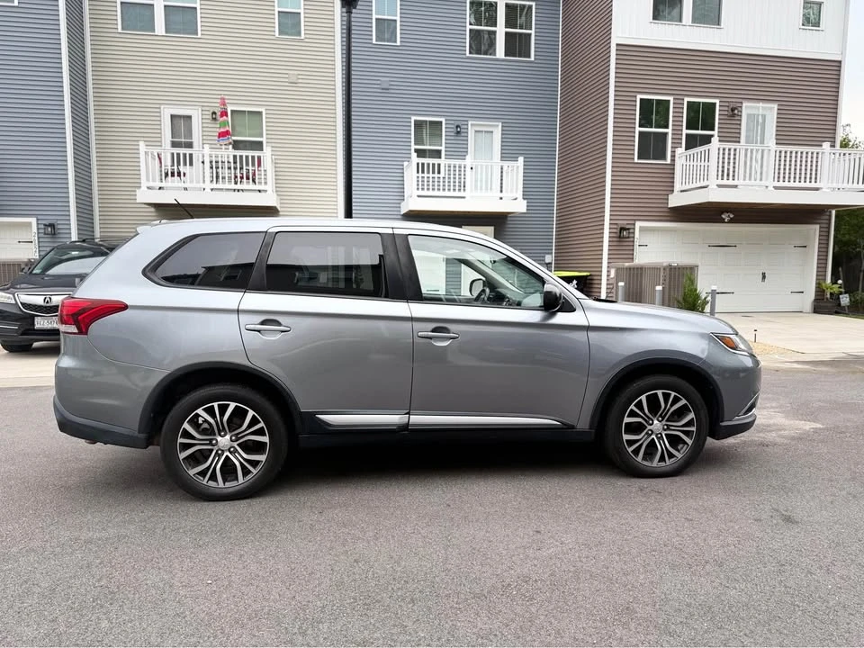 2016 Mitsubishi Outlander - Image 3 of 12