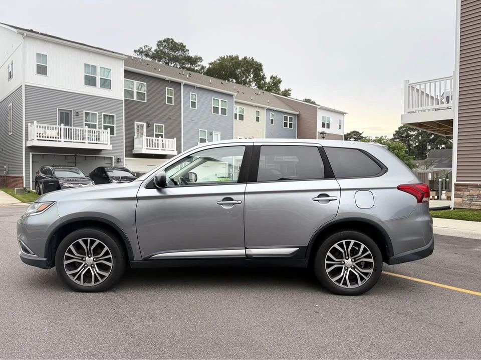 2016 Mitsubishi Outlander - Image 2 of 12