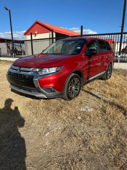 2016 Mitsubishi Outlander - Image 2 of 7