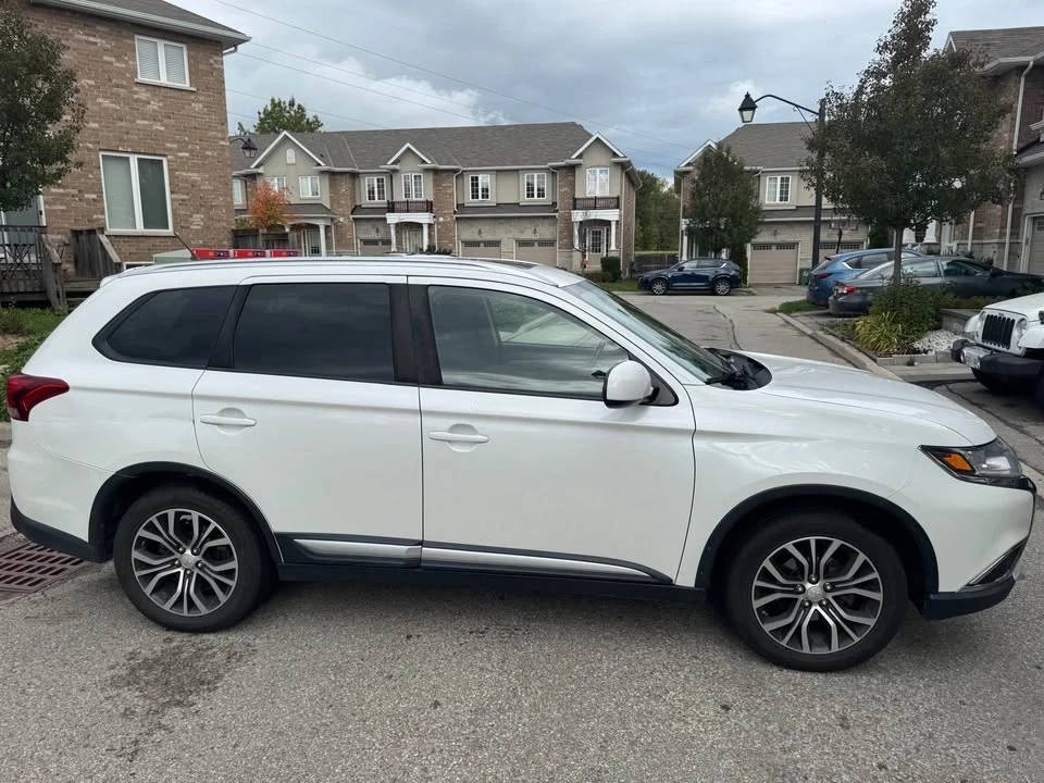 2016 Mitsubishi Outlander - Image 3 of 13
