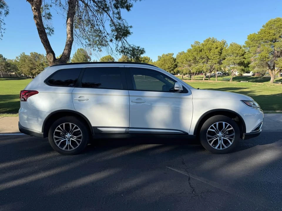 2016 Mitsubishi Outlander - Image 2 of 9