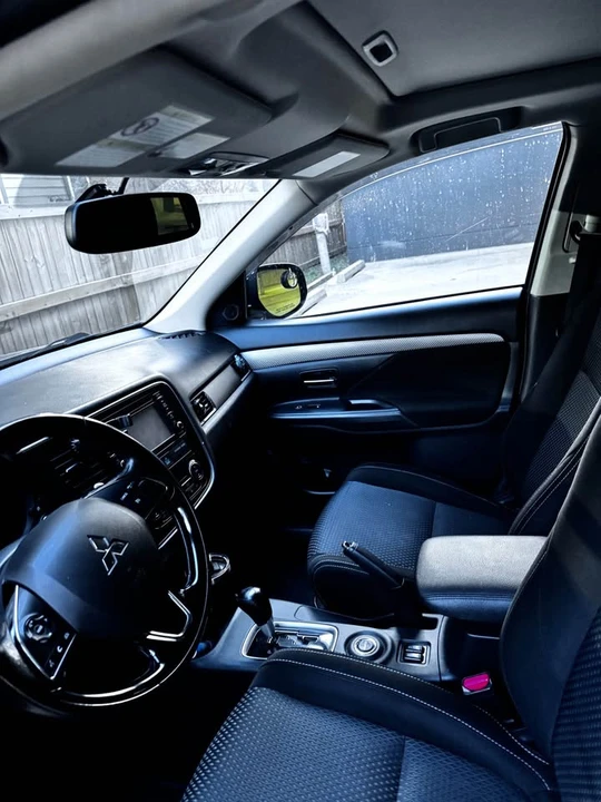 2016 Mitsubishi Outlander - Image 2 of 12