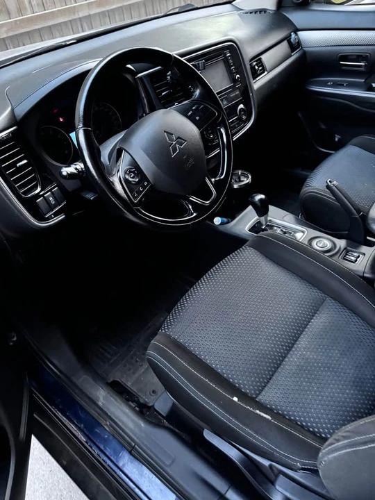 2016 Mitsubishi Outlander - Image 3 of 12