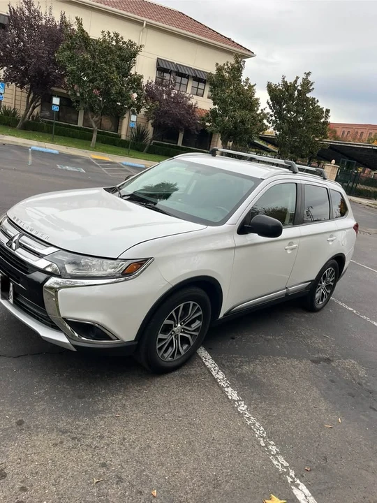 2016 Mitsubishi Outlander - Image 3 of 9