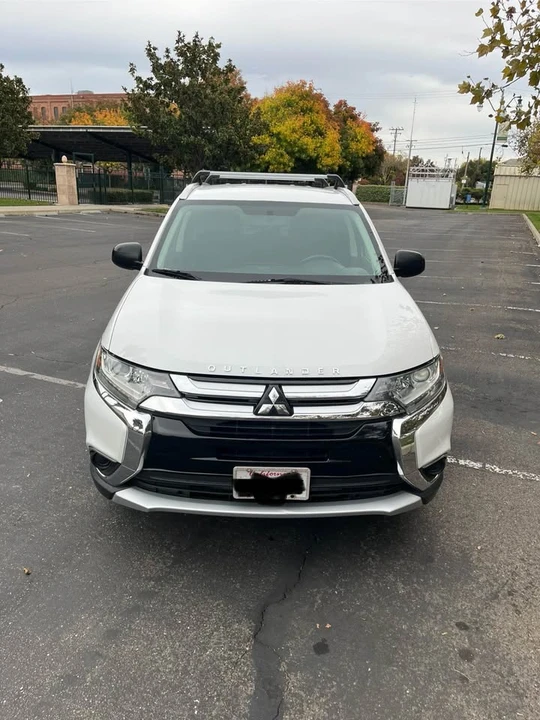 2016 Mitsubishi Outlander - Image 2 of 9
