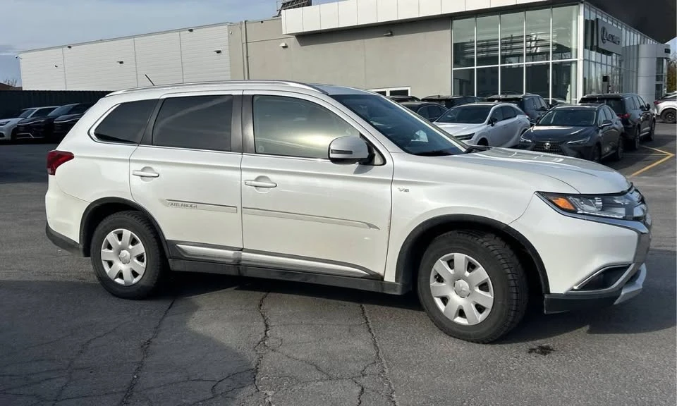 2016 Mitsubishi Outlander - Image 3 of 13