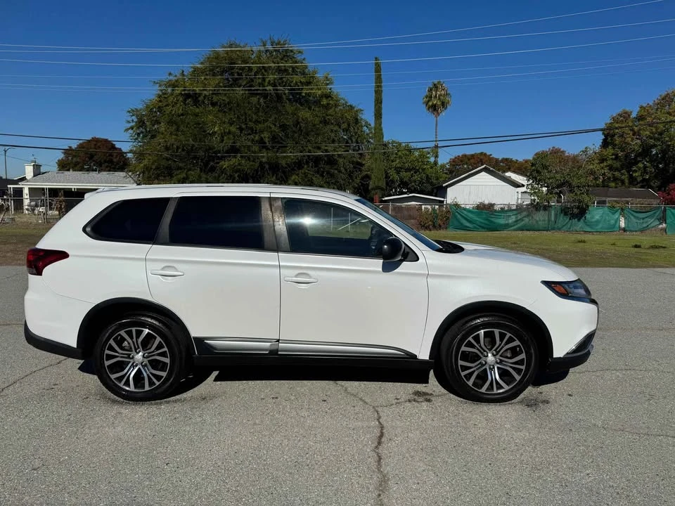2016 Mitsubishi Outlander - Image 2 of 8