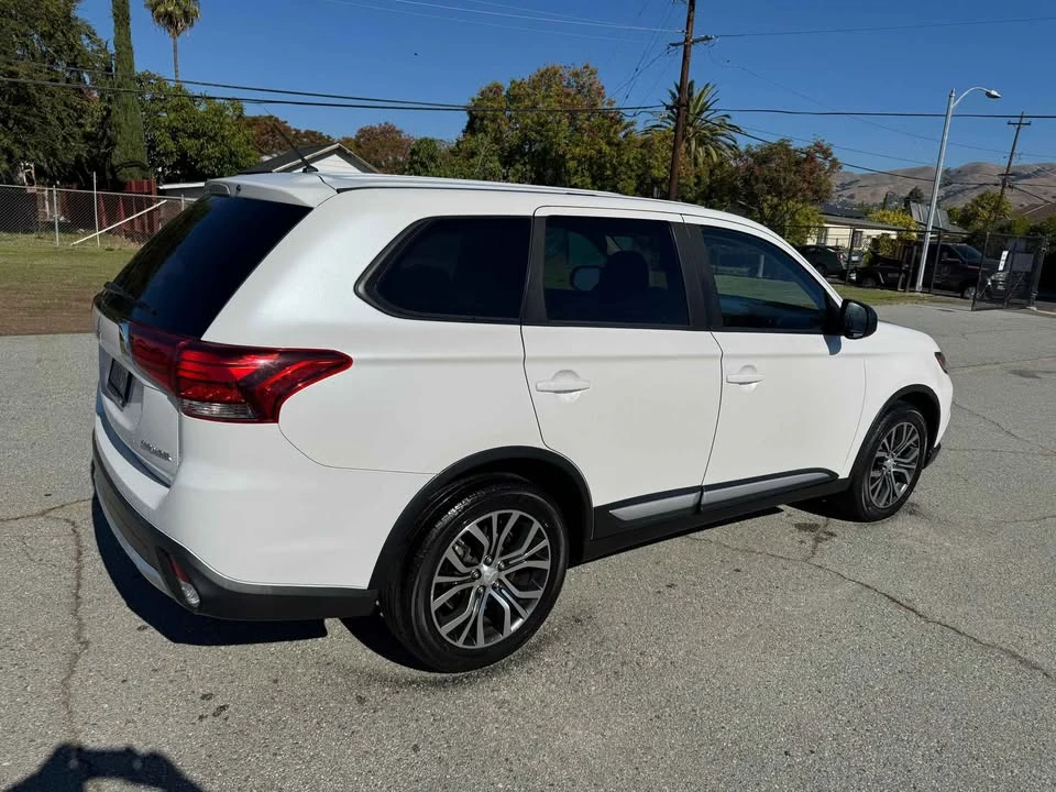 2016 Mitsubishi Outlander - Image 3 of 8