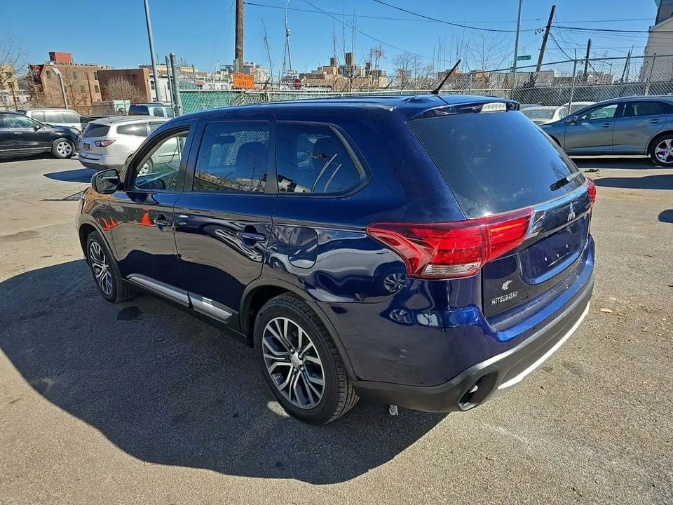 2016 Mitsubishi Outlander - Image 3 of 11