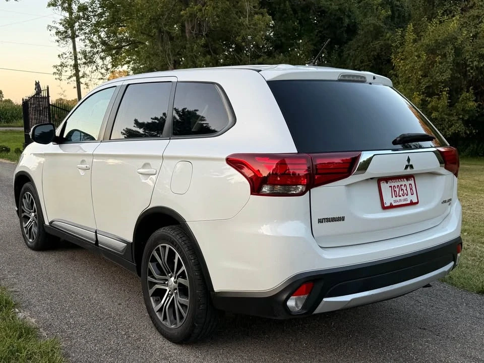 2016 Mitsubishi Outlander - Image 3 of 11
