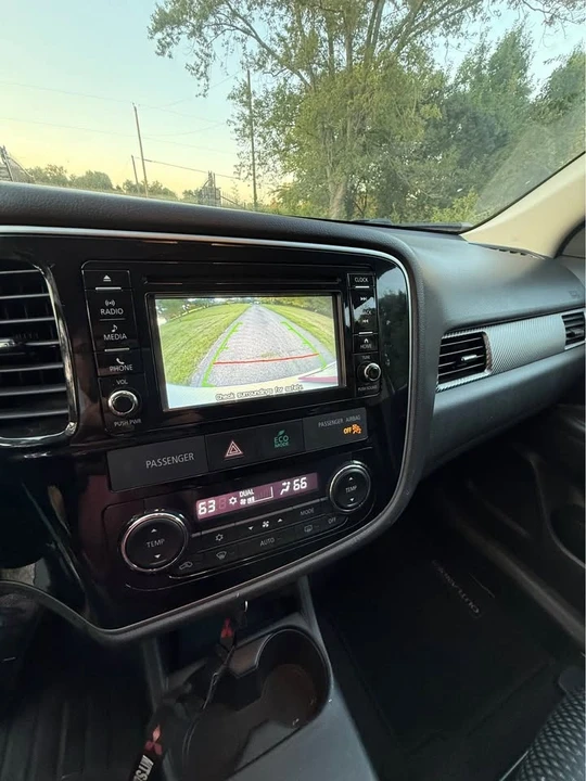 2016 Mitsubishi Outlander - Image 10 of 11