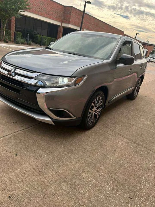 2016 Mitsubishi Outlander - Image 2 of 11