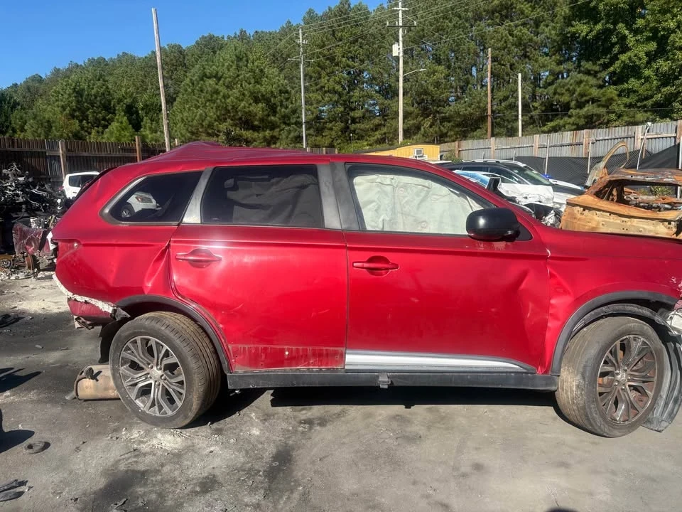 2016 Mitsubishi Outlander - Image 3 of 7