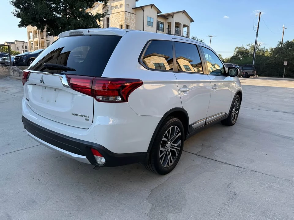 2016 Mitsubishi Outlander - Image 8 of 17