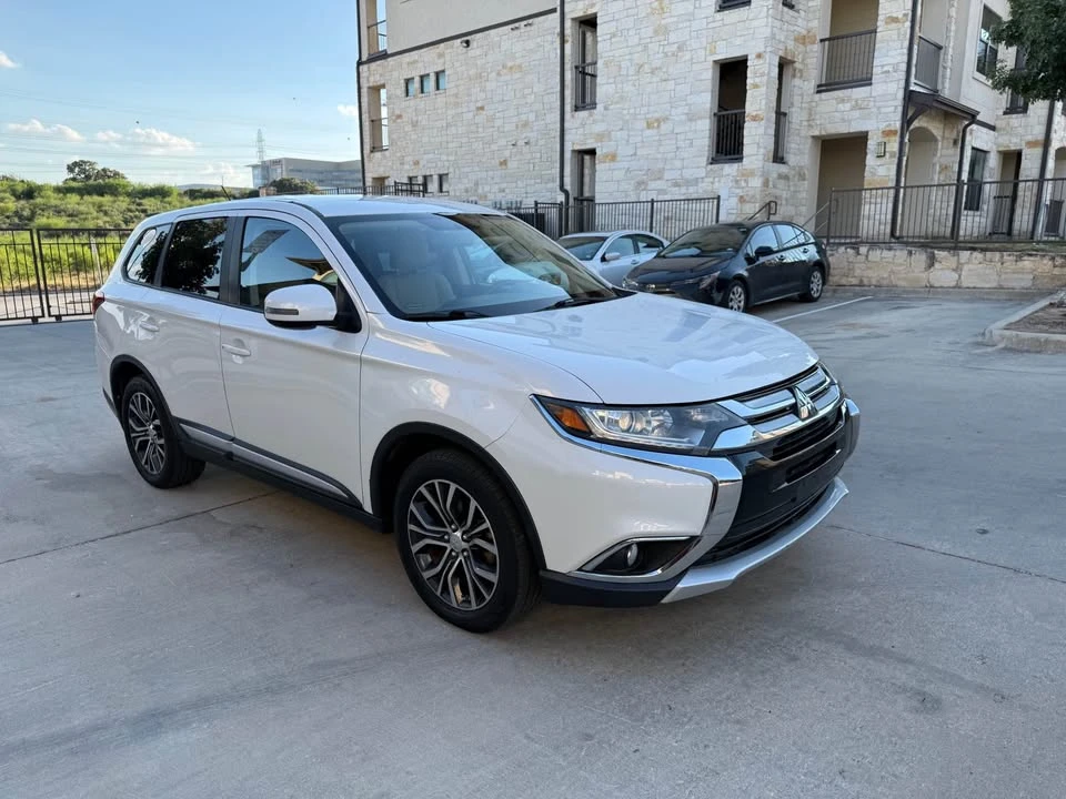 2016 Mitsubishi Outlander - Image 2 of 17