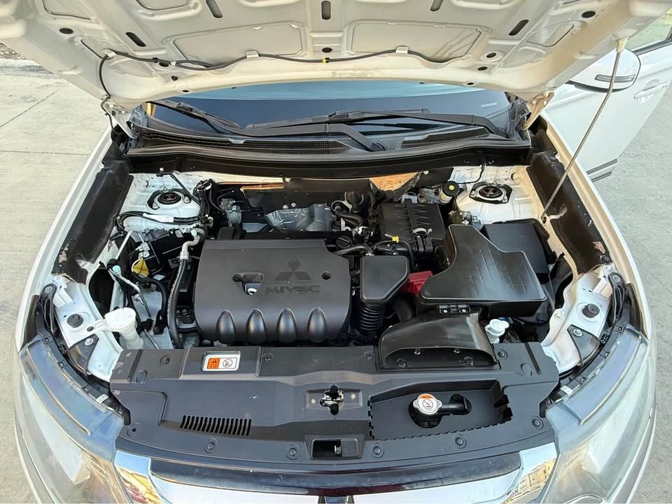 2016 Mitsubishi Outlander - Image 11 of 17