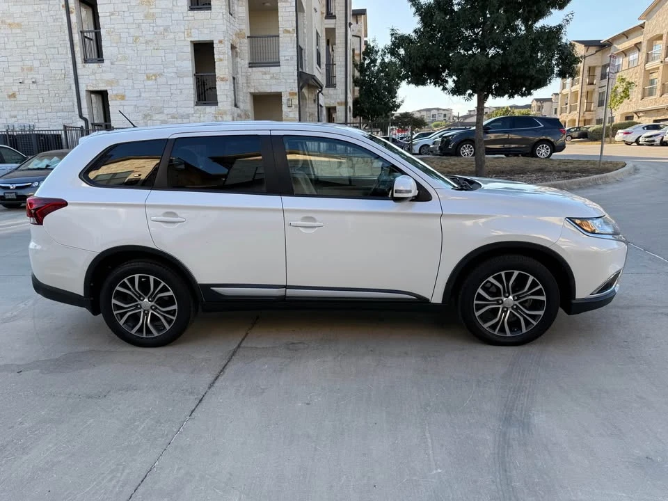 2016 Mitsubishi Outlander - Image 3 of 17