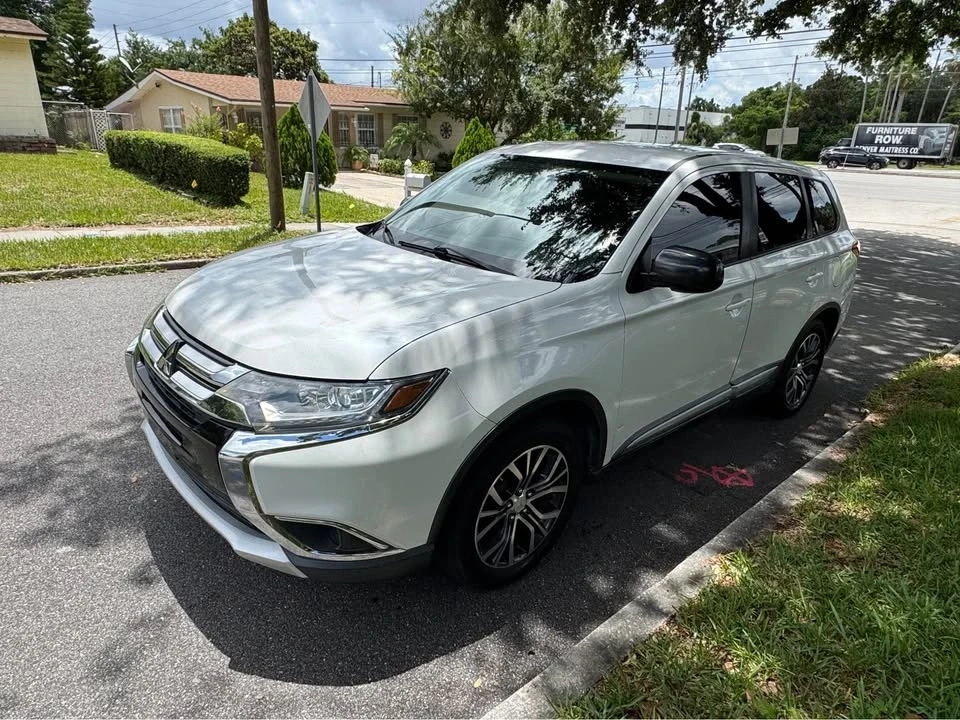 2016 Mitsubishi Outlander - Image 3 of 16