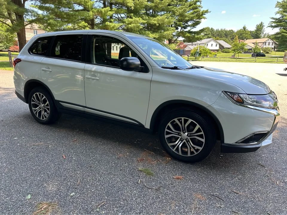 2016 Mitsubishi Outlander - Image 2 of 18
