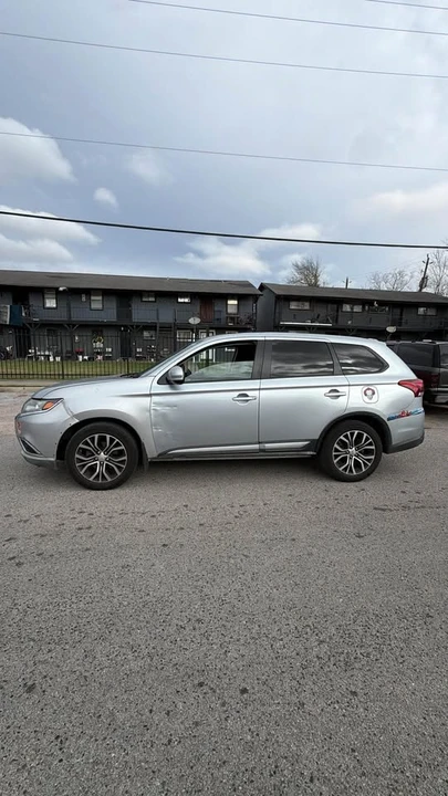 2016 Mitsubishi Outlander - Image 2 of 15