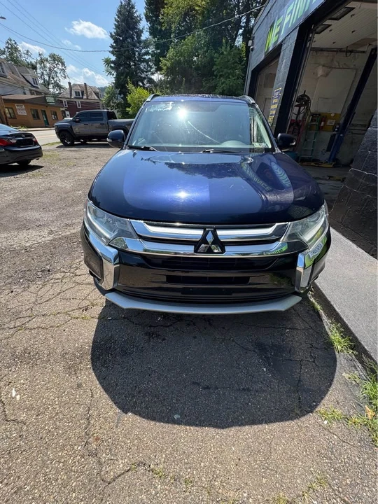 2016 Mitsubishi Outlander - Image 2 of 9