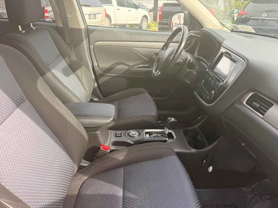 2016 Mitsubishi Outlander - Image 10 of 12