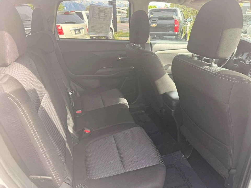 2016 Mitsubishi Outlander - Image 11 of 12