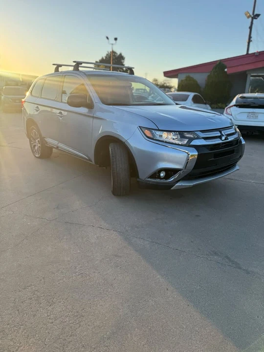 2016 Mitsubishi Outlander - Image 2 of 11