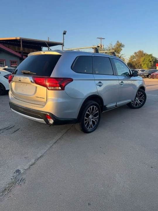 2016 Mitsubishi Outlander - Image 3 of 12