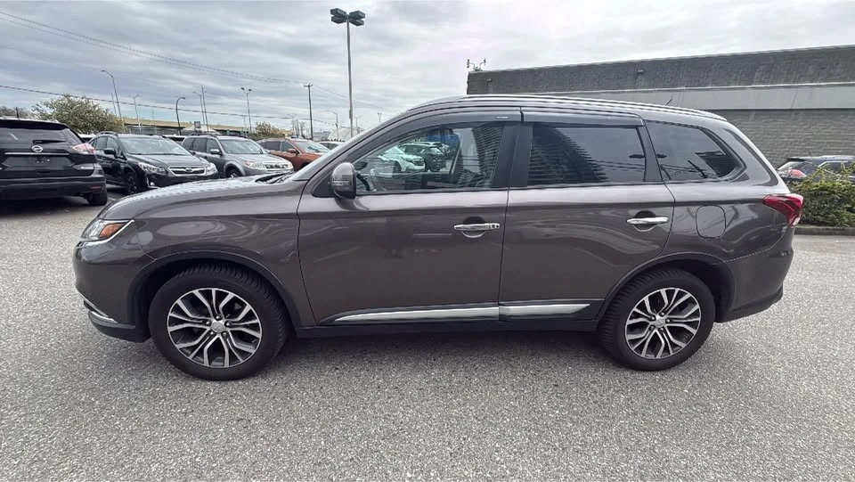 2016 Mitsubishi Outlander - Image 9 of 20