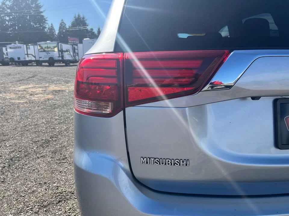 2016 Mitsubishi Outlander - Image 12 of 18