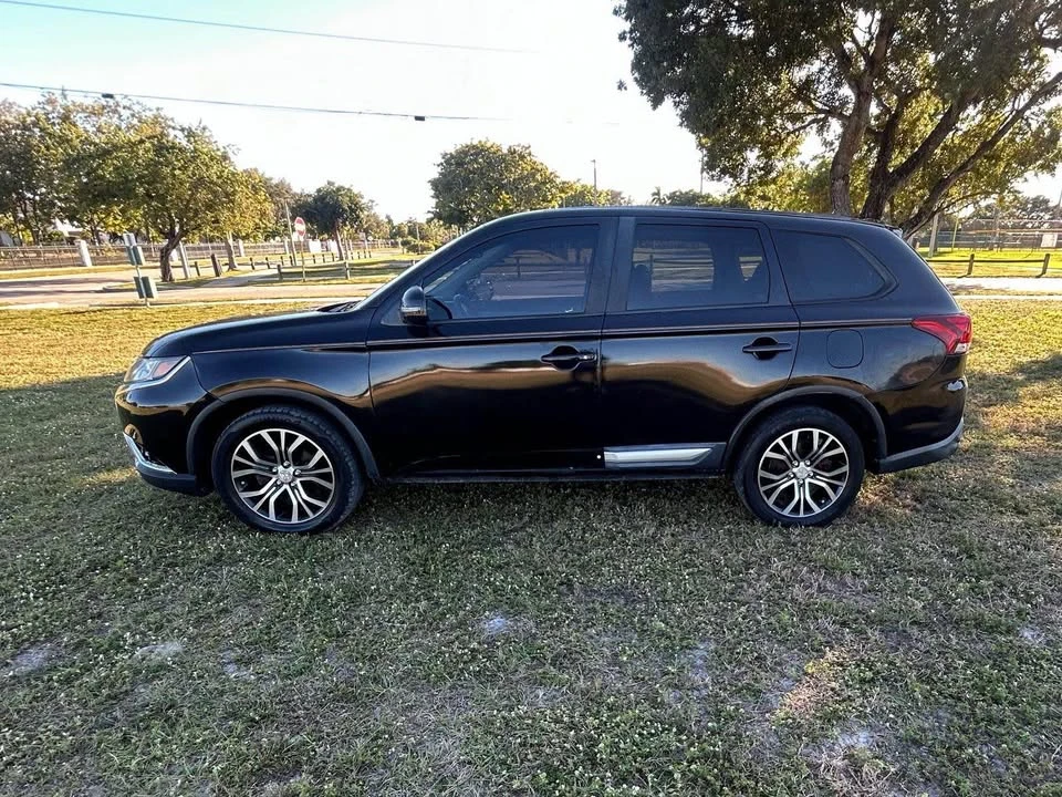 2016 Mitsubishi Outlander - Image 2 of 12