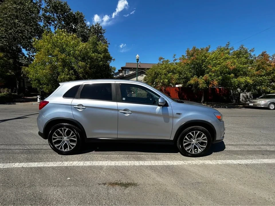 2016 Mitsubishi Outlander - Image 2 of 10