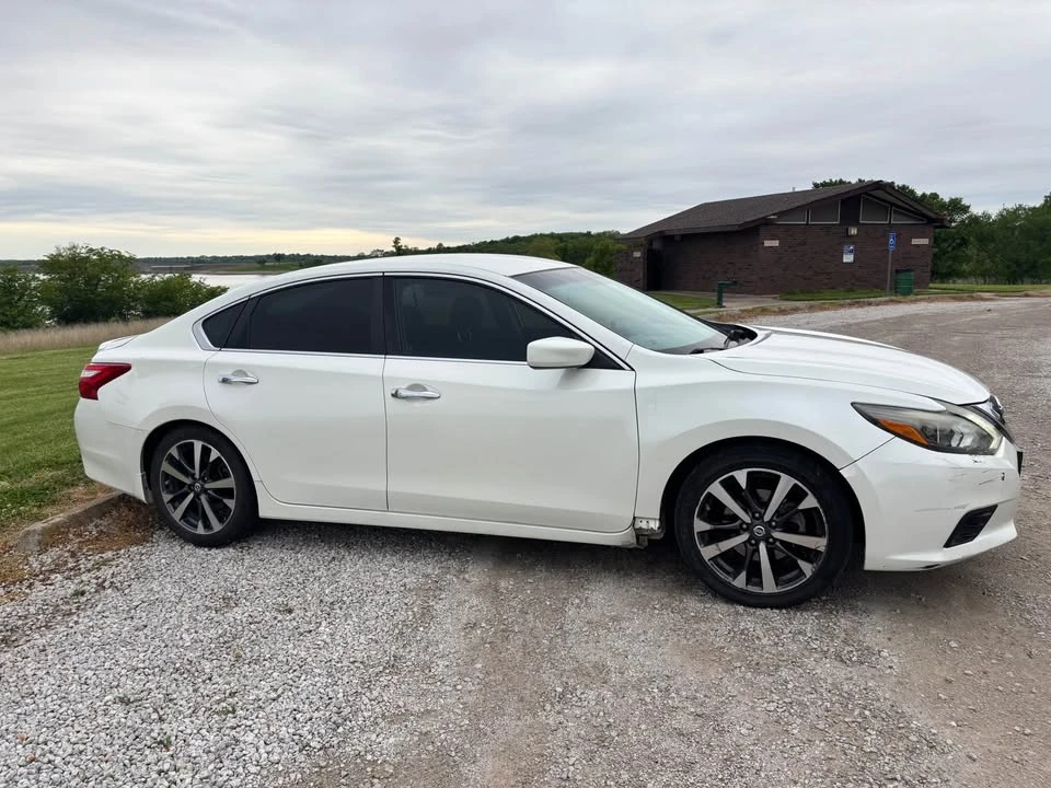 2016 Nissan Altima 5th Gen - Image 5 of 10