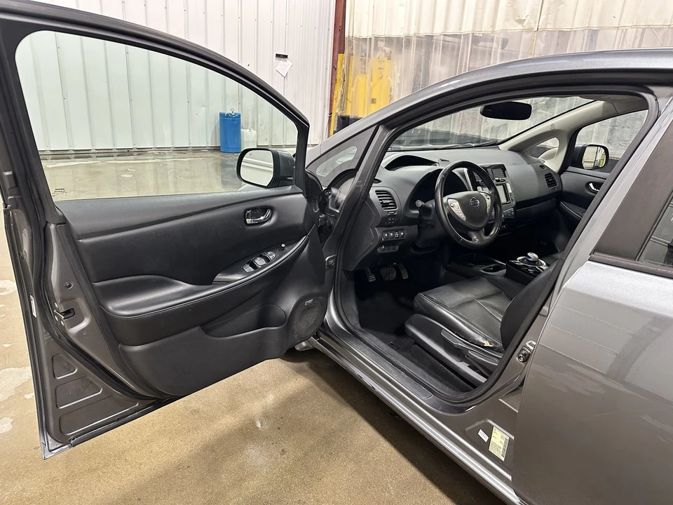 2016 Nissan Leaf - Image 8 of 21
