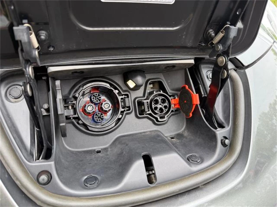 2016 Nissan Leaf - Image 14 of 31