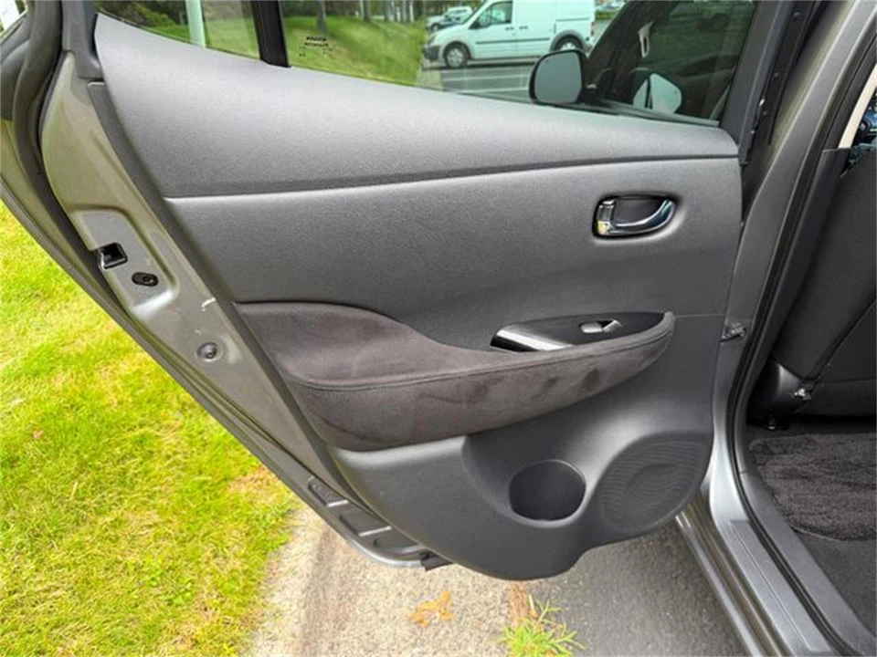 2016 Nissan Leaf - Image 24 of 31