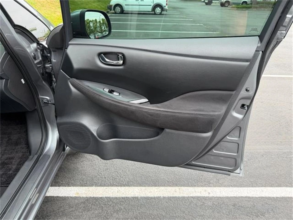 2016 Nissan Leaf - Image 27 of 31