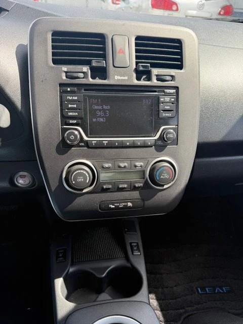 2016 Nissan Leaf - Image 12 of 17