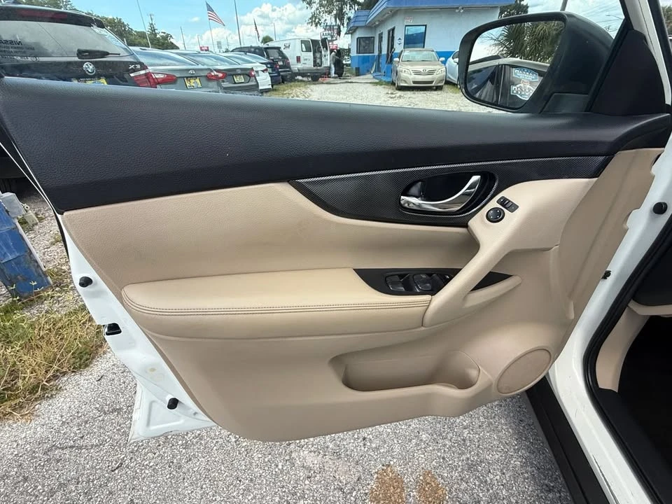 2016 Nissan Rogue - Image 17 of 20