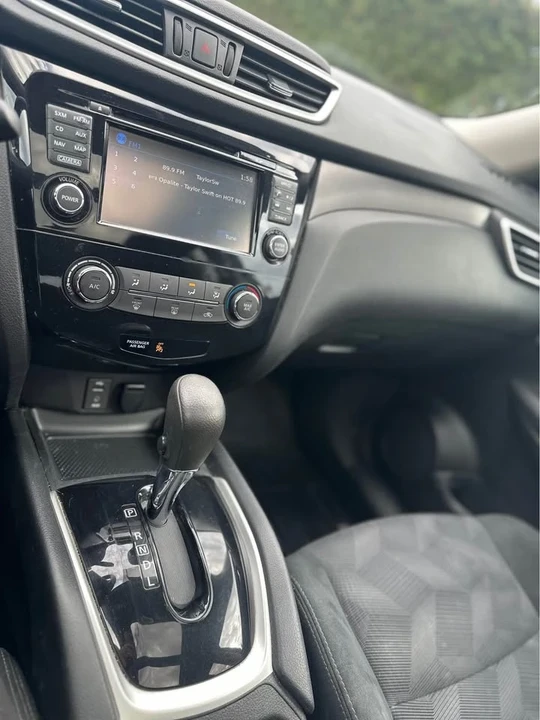 2016 Nissan Rogue - Image 10 of 16