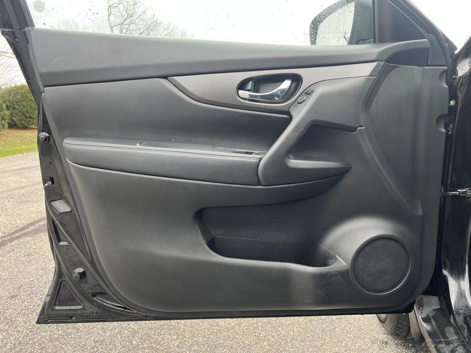 2016 Nissan Rogue - Image 11 of 12